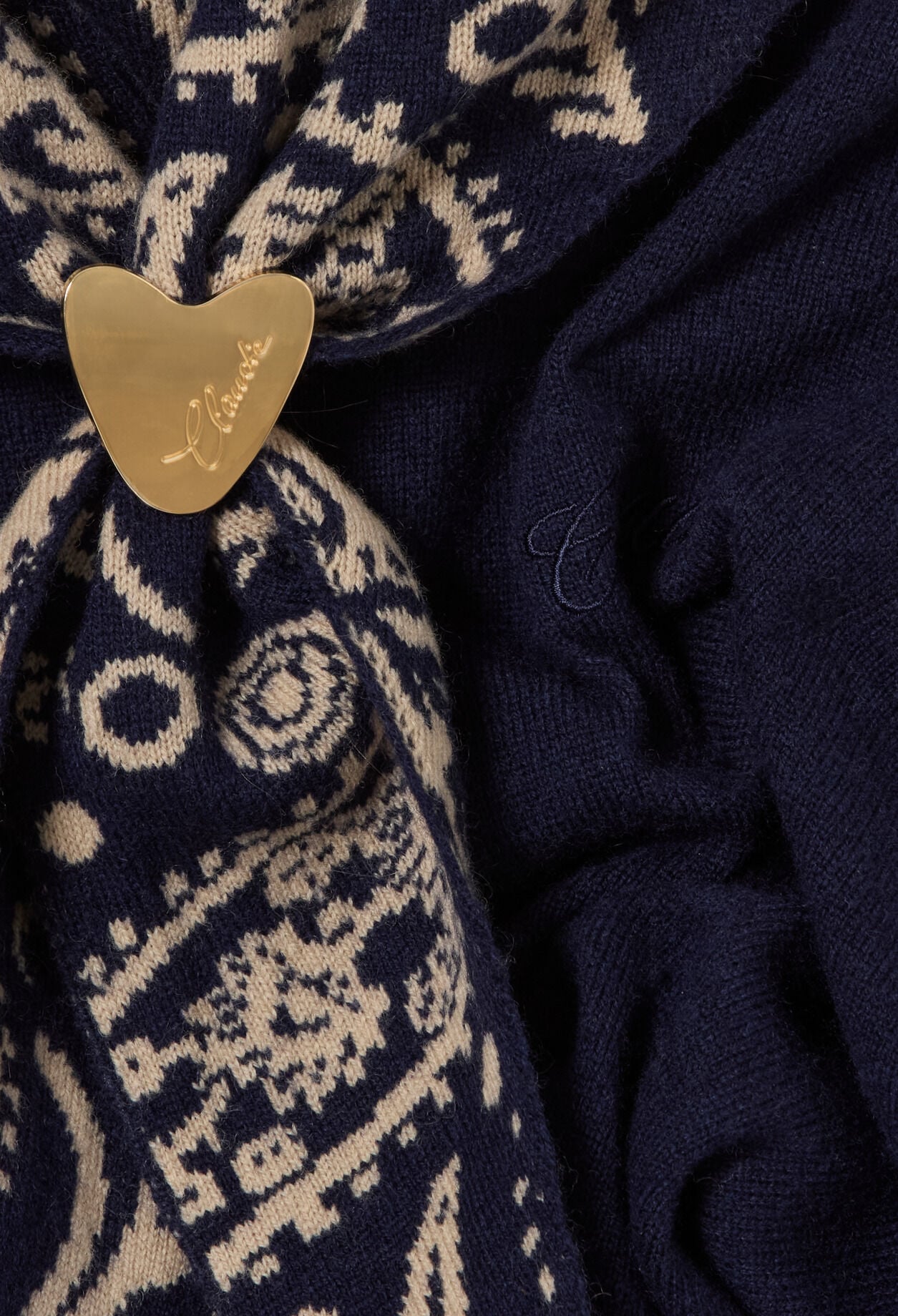 Strickpullover mit goldenem Herz