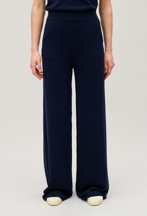 Fließende Strickhose