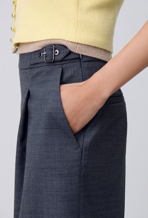 Kurze Bermuda-Shorts mit Falten.