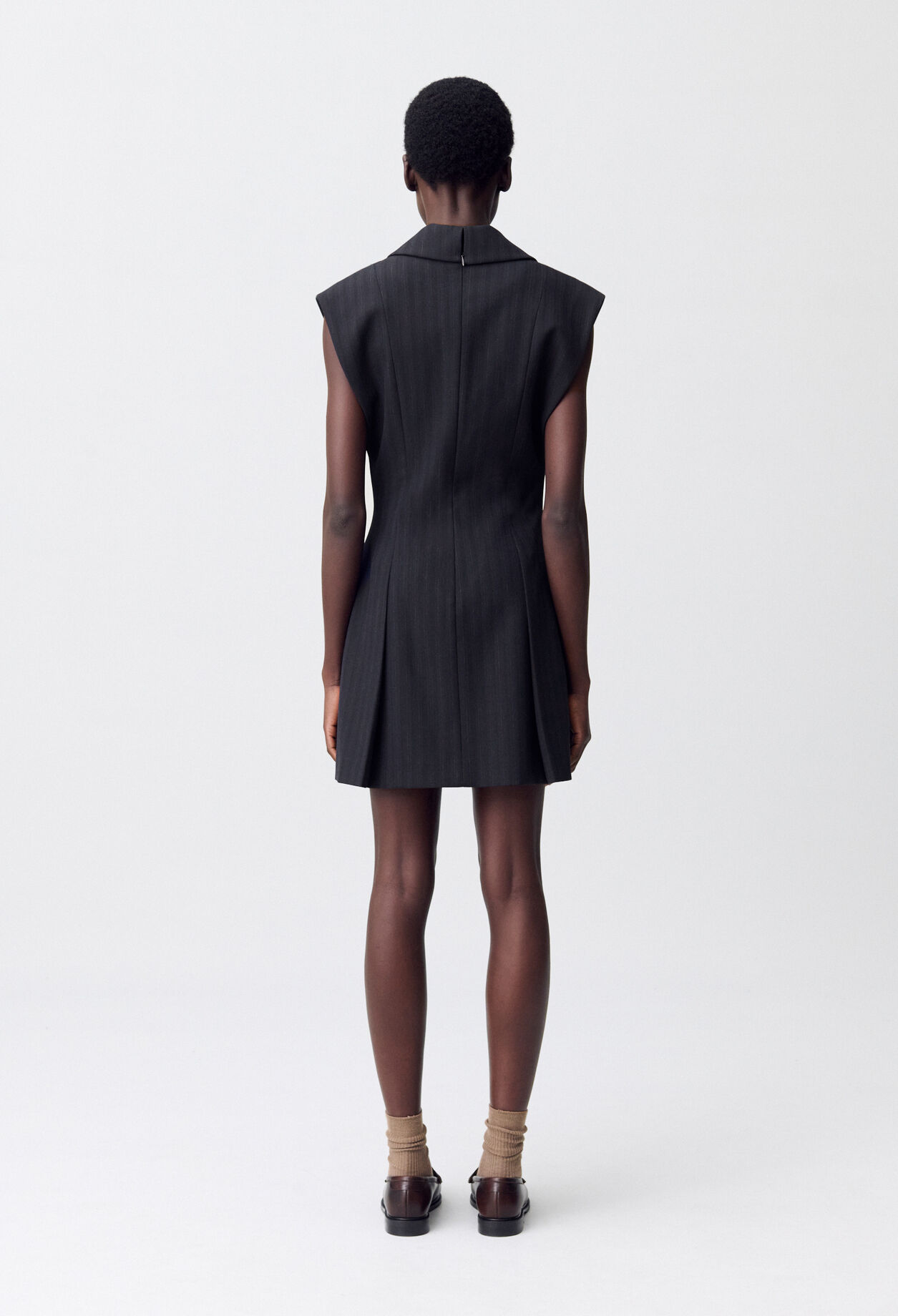 Kurzes tailliertes Faltenkleid