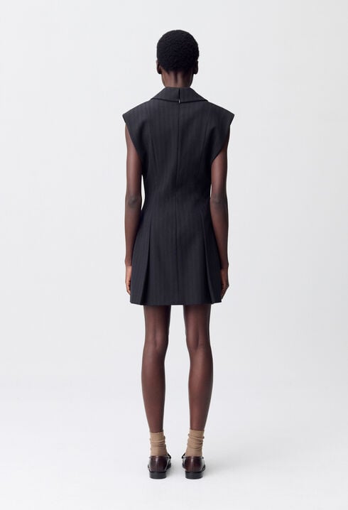 Kurzes tailliertes Faltenkleid