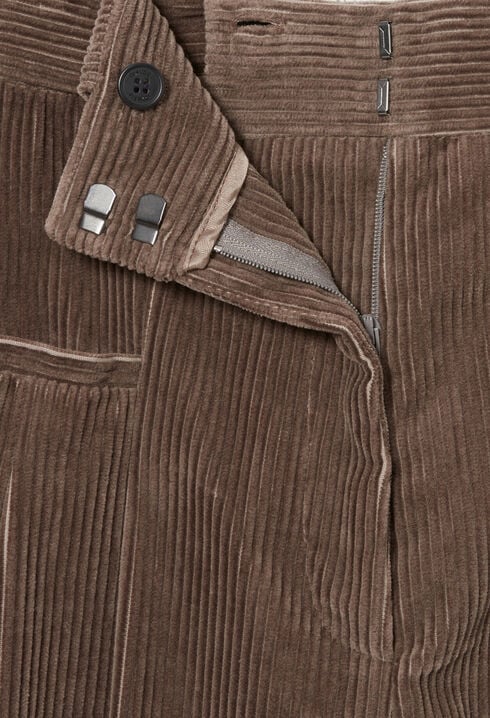 Weit geschnittene Cordhose
