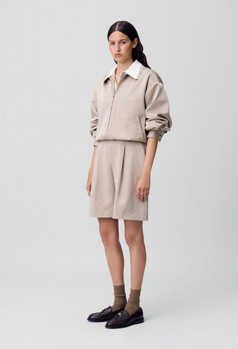 Kurze Bermuda-Shorts mit Falten.