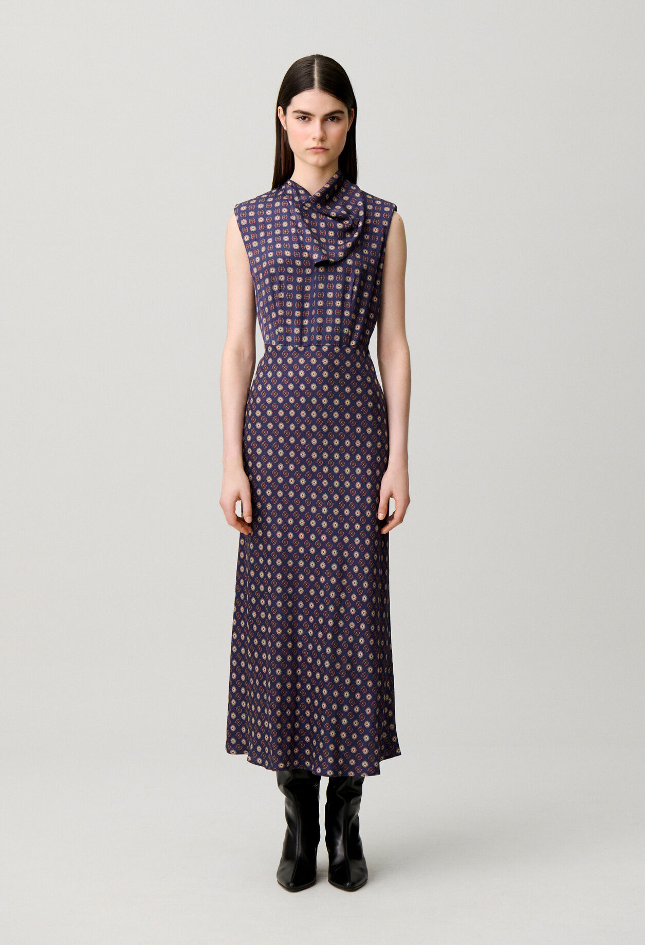 Flie&szlig;endes Kleid, Schluppenkragen