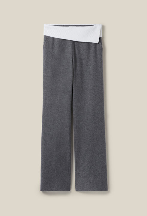 Gerade Hose kontrastierender Gürtel