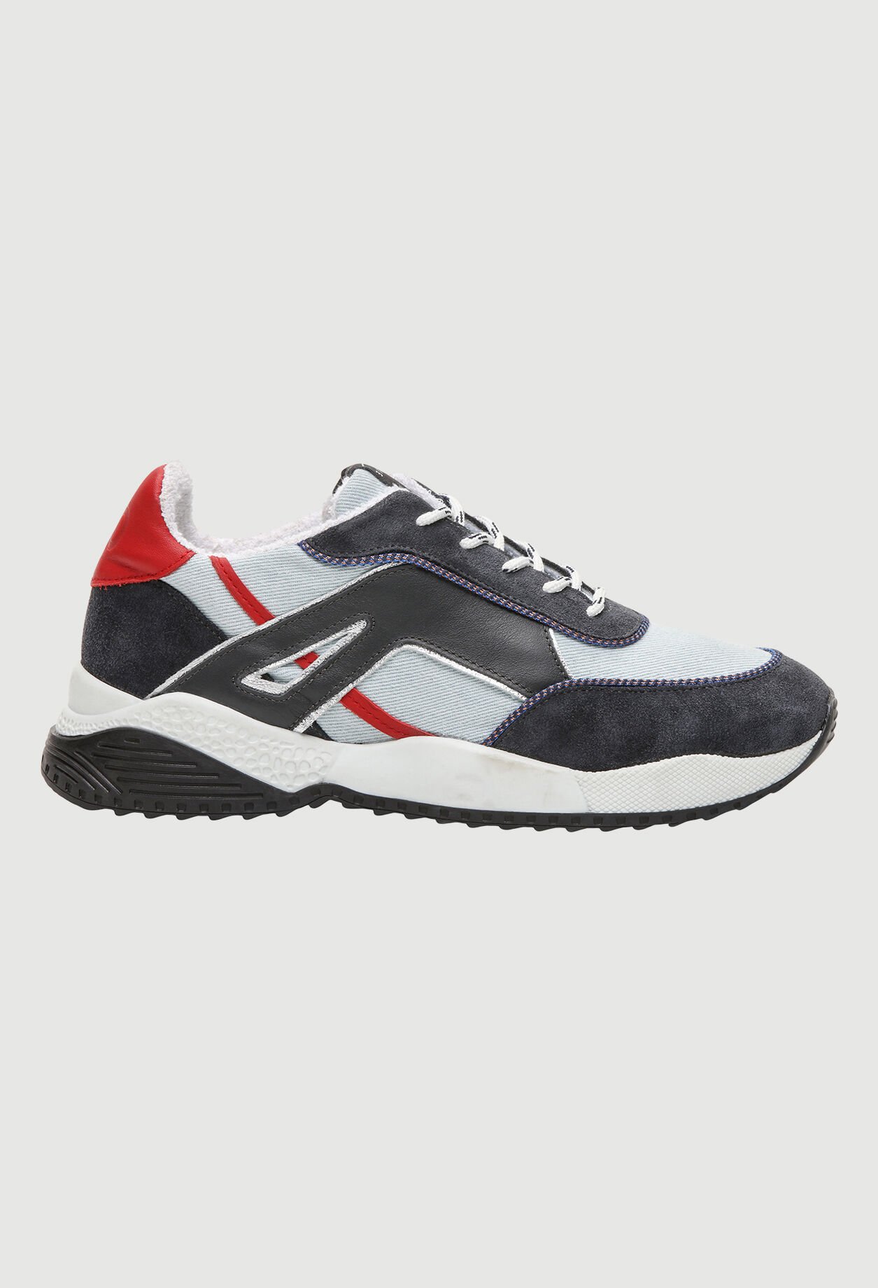Turnschuhe mit Schnürung