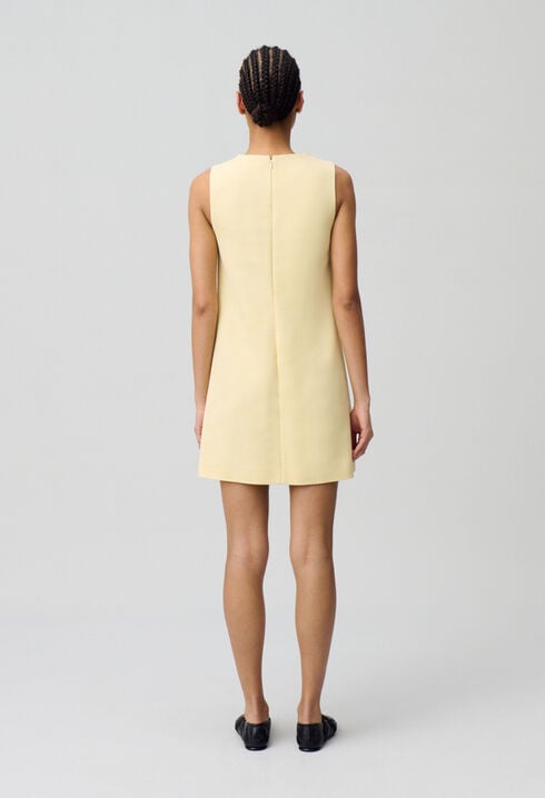 Tailliertes kurzes Kleid