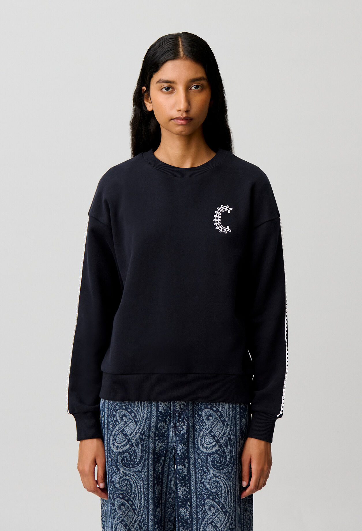 Bio-Sweatshirt mit C-Stickerei