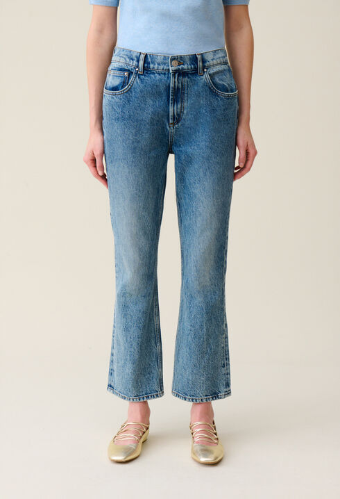 Hellblaue Flared Jeans.