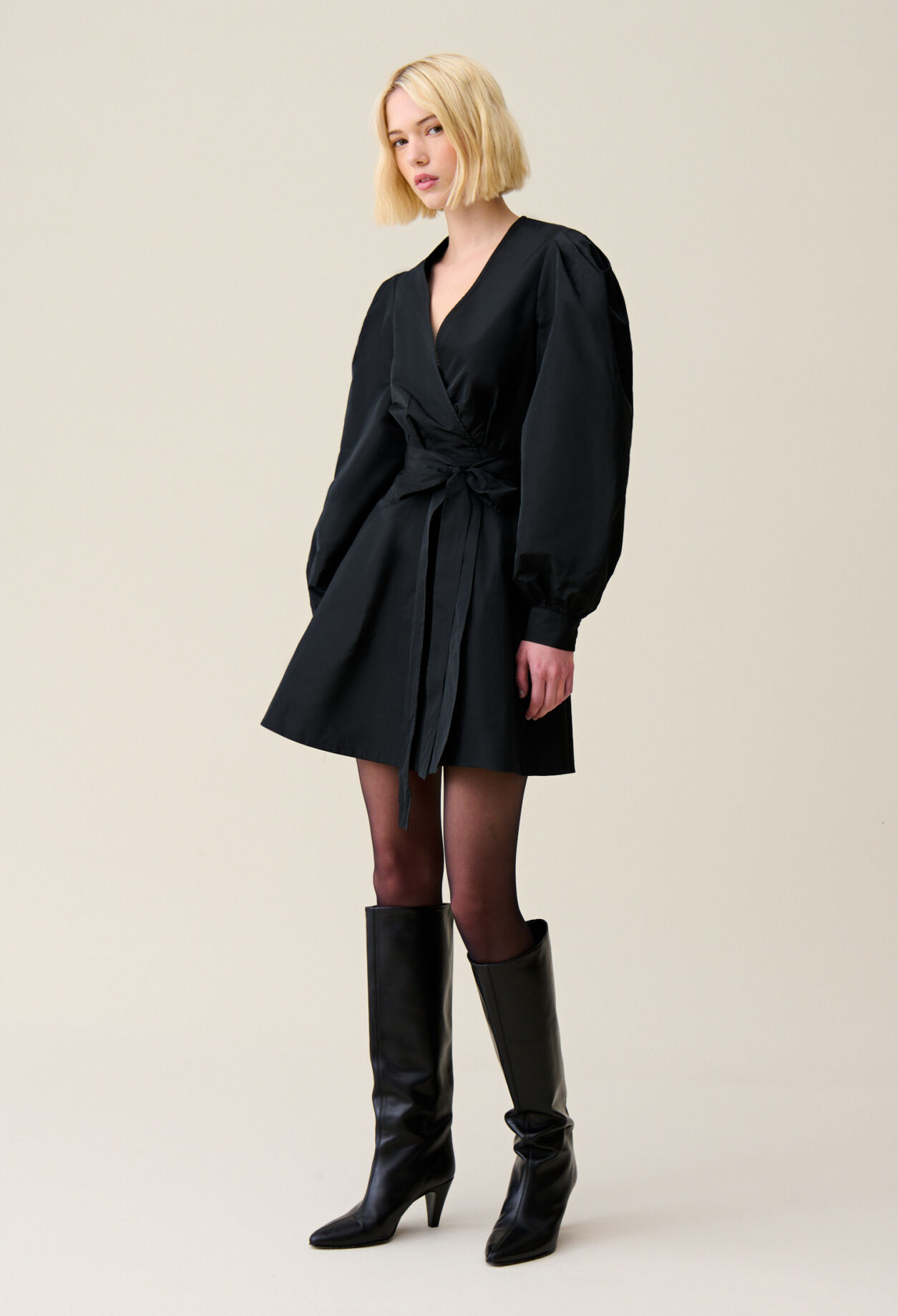 Kurzes Kleid Puffärmeln in Schwarz