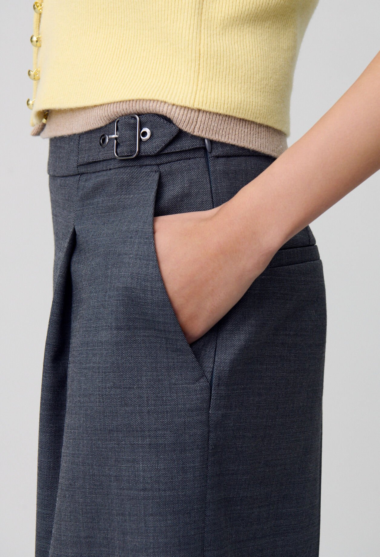Kurze Bermuda-Shorts mit Falten.