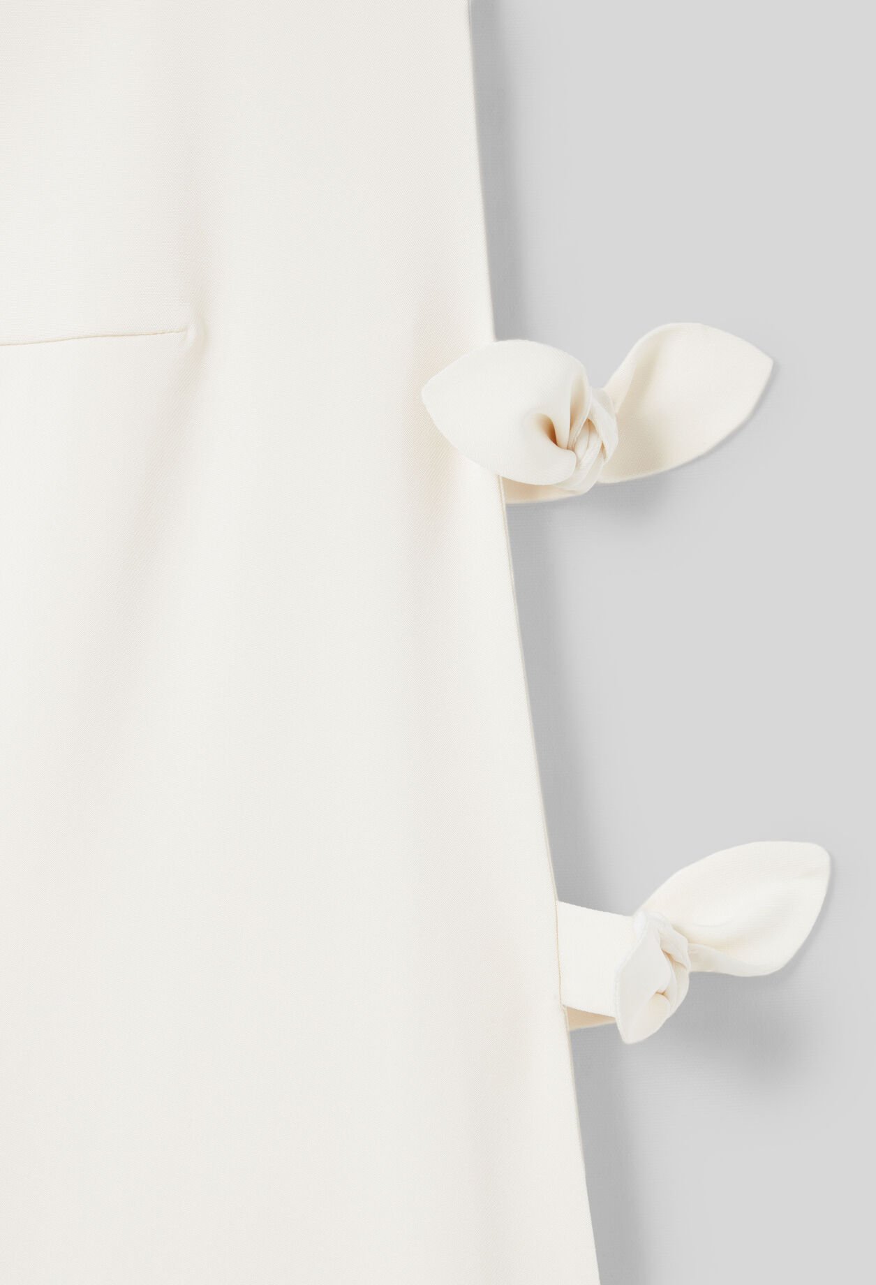 Kurzes Kleid mit Schleifen