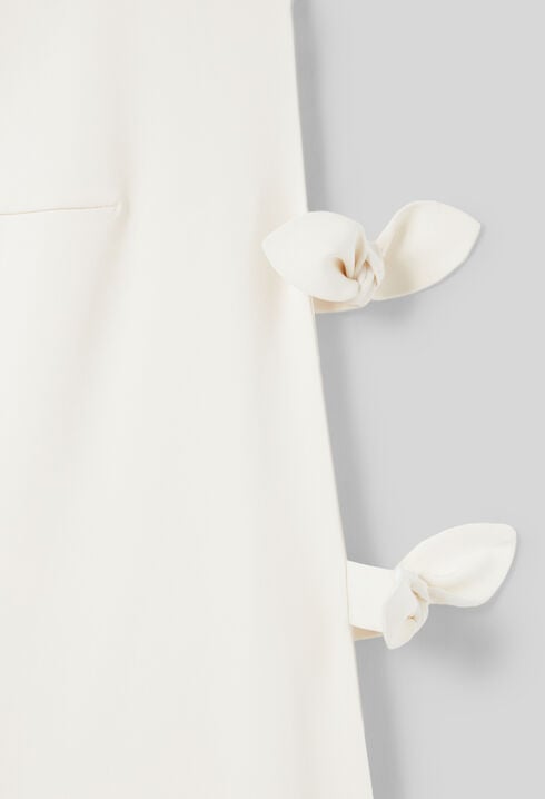 Kurzes Kleid mit Schleifen